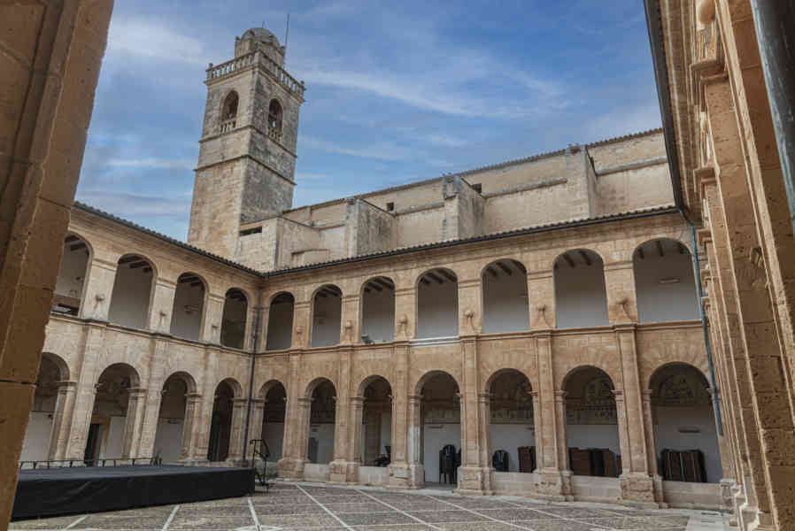 Mallorca - Llucmajor 11 - iglesia de Sant Bonaventura - claustro.jpg